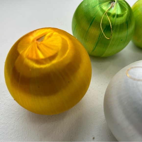 Vintage silk satin thread bauble Christmas ornaments red gold green lot of 6 - Picture 3 of 4